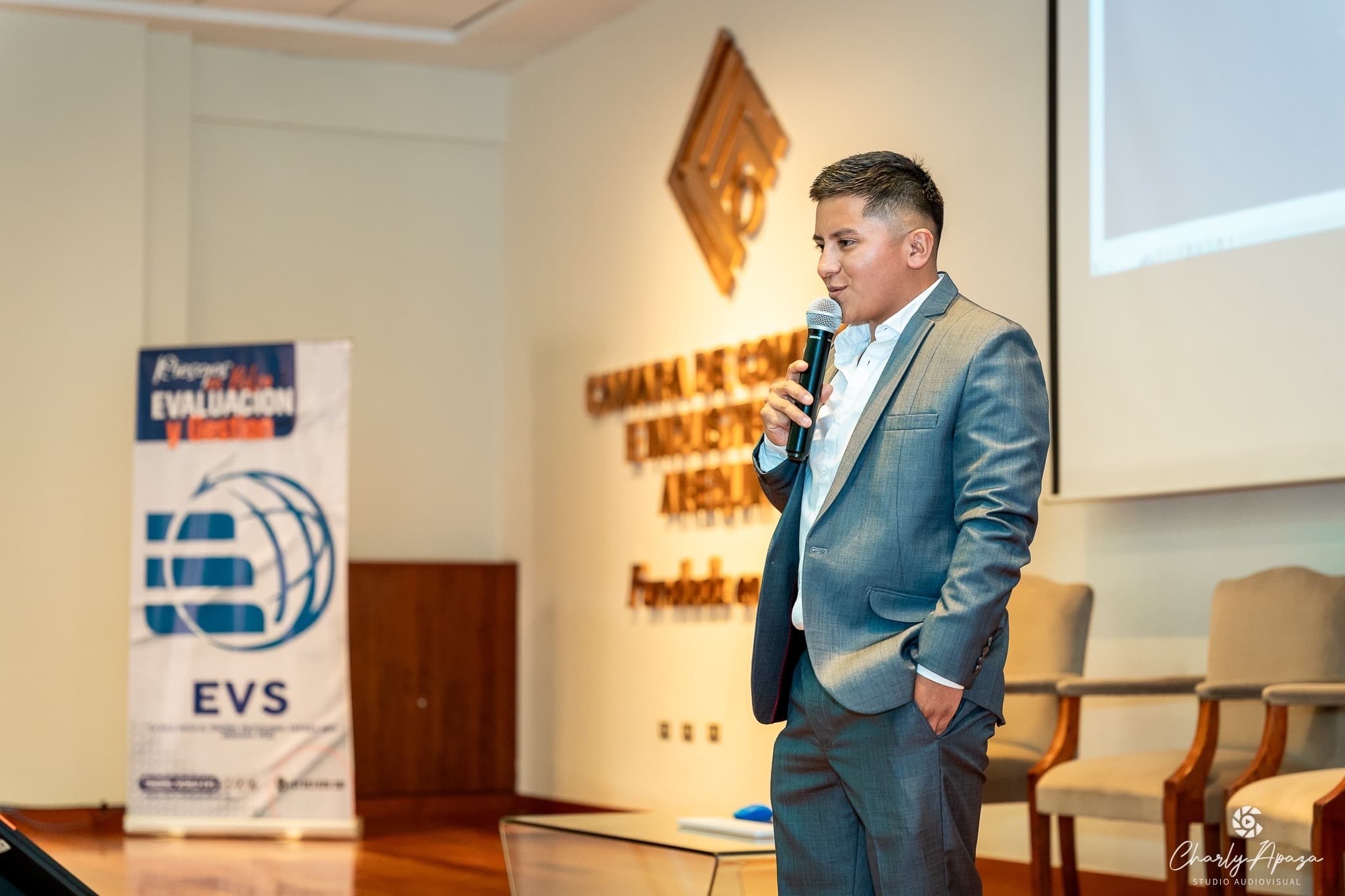 Eberth exponiendo sobre mercados financieros